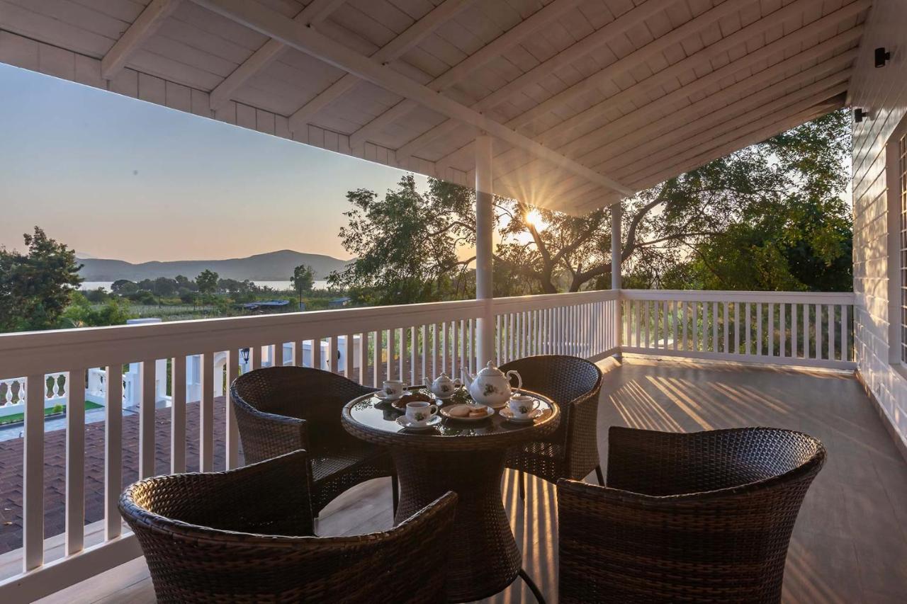 Stayvista'S Lake La Vie - Tranquil Lake-View Villa Amidst Farmland With Pool And Poolside Gazebo - Proximity To Sula Nashik Buitenkant foto