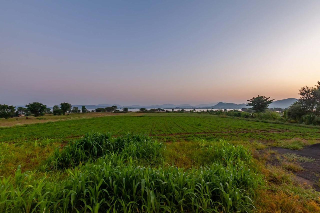 Stayvista'S Lake La Vie - Tranquil Lake-View Villa Amidst Farmland With Pool And Poolside Gazebo - Proximity To Sula Nashik Buitenkant foto