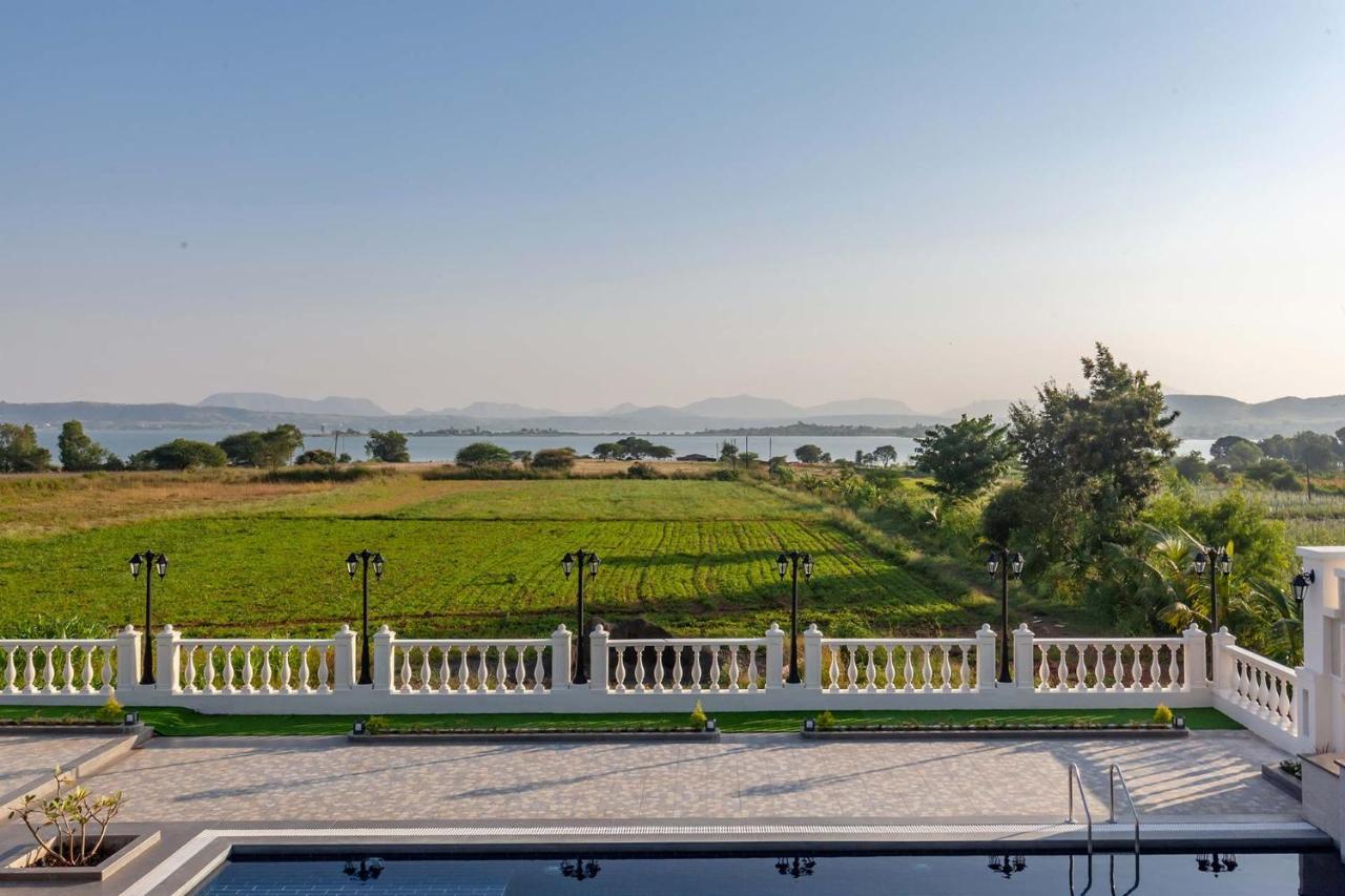 Stayvista'S Lake La Vie - Tranquil Lake-View Villa Amidst Farmland With Pool And Poolside Gazebo - Proximity To Sula Nashik Buitenkant foto
